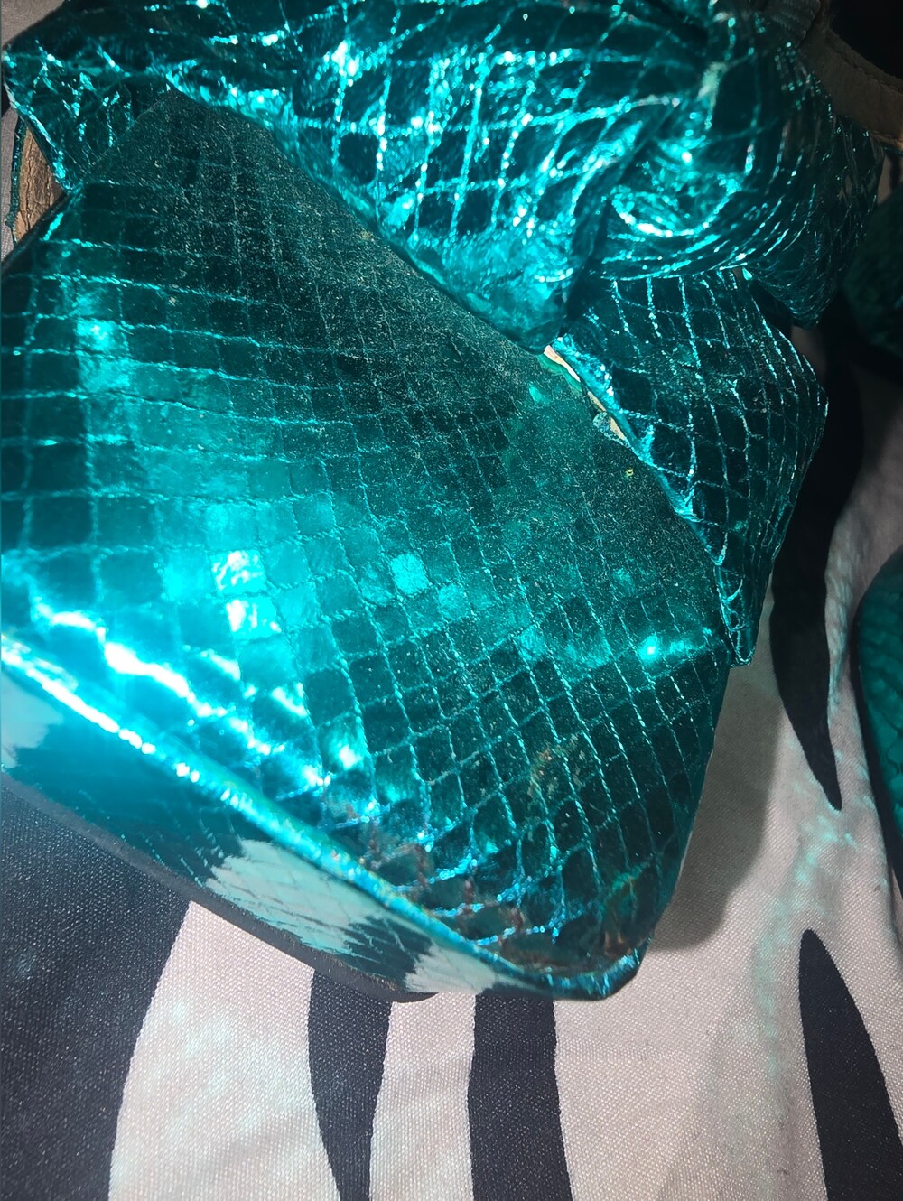 Metallic Teal Women’s Mini Handbag and Heels Set - Picture 4 of 10